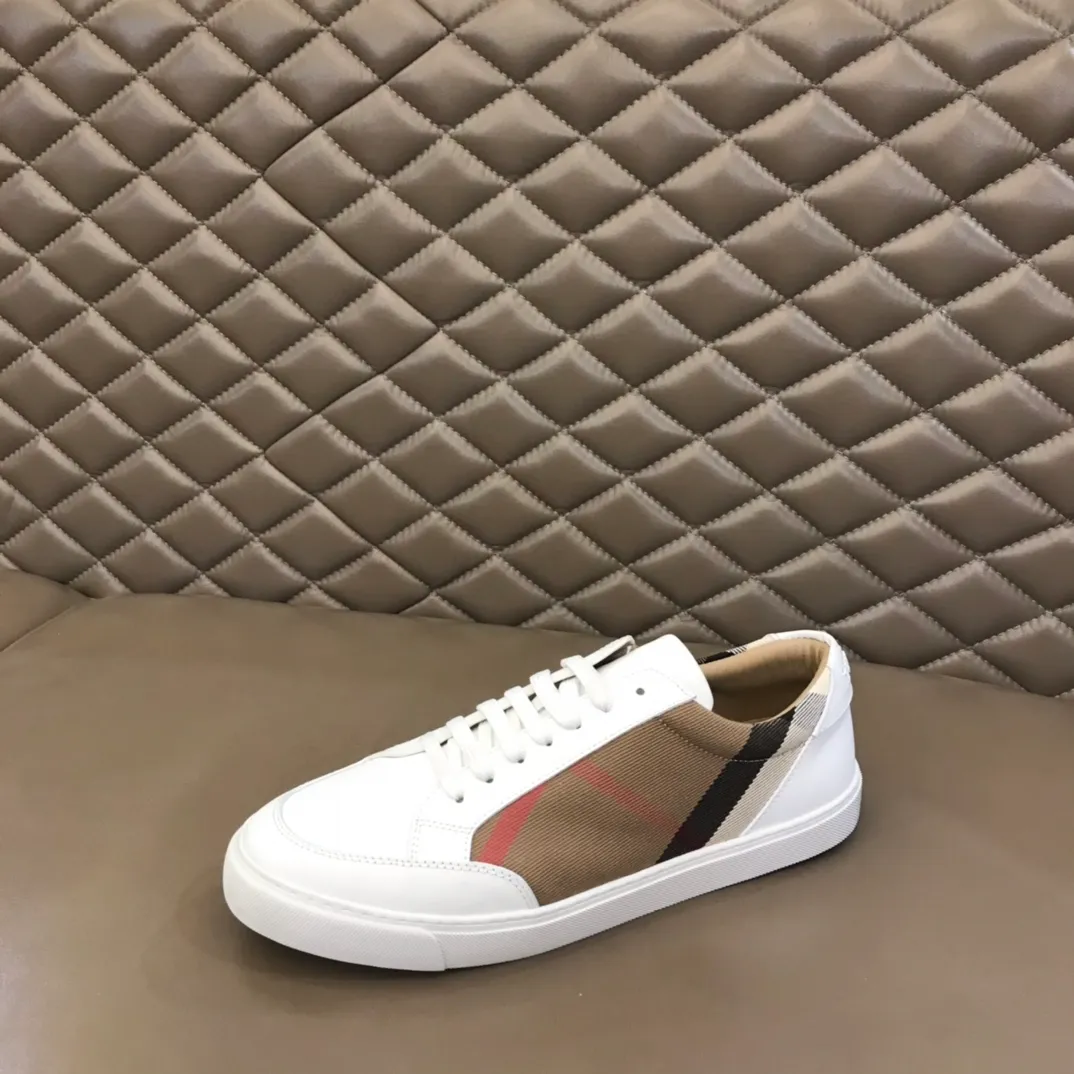 ¥380 ▫️B’s men’s classic low-top sneakers are reinterpreted in Vintage plaid cotton material and decorated with a new brand logo. First-grain cowhide lining, original outsole with Burberry lettering embossed logo on the heel! 38-45